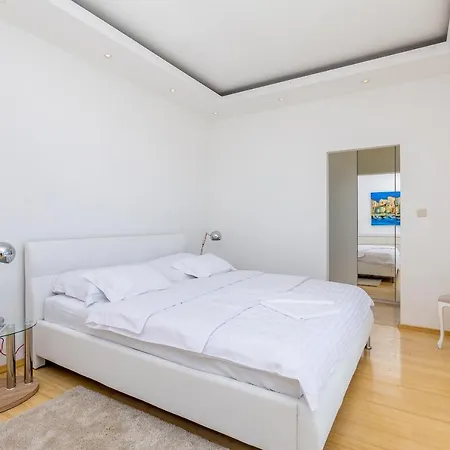 Villa Sv, Petar *