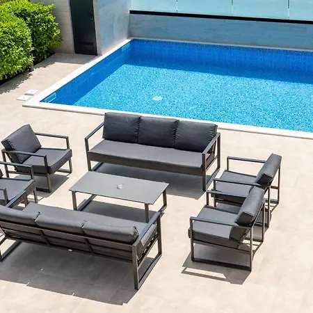 Villa Sv, Petar *