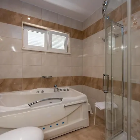 Villa Sv, Petar Icici