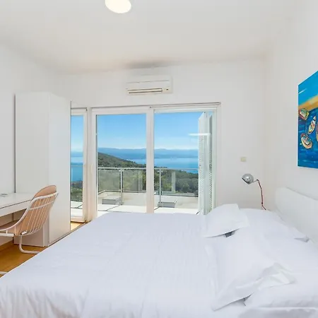 Villa Sv, Petar